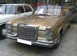 Mercedes Benz W111 E35/1 280SE 3.5 Cabriolet im Farbton champagnermetallic. Die Baureihe W111, auch große Heckflosse genannt, wurde im Februar 1961 vorgestellt. Im September 1969 ergänzte dann das Spitzenmodell 280SE 3.5 E35/1 als Coupe und Cabriolet die Produktpalette. Vom Cabriolet verkaufte Mercedes Benz bis zum Produktionsende im Jahr 1971 genau 1.232 Fahrzeuge. Ein solches Cabriolet war ab DM 34.025,00 zu haben. Unter der Motorhaube verrichtet ein V8-Motor seinen Dienst, der aus einem Hubraum von 3459 cm³ eine Leistung von 200 PS an die Hinterachse bringt. Classic Remise Düsseldorf am 11.01.2025.