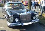 Mercedes Benz W111/3 220 SEb Coupe, produziert in den Jahren von 1961 bis 1965. Ein solches Coupe kostete bei seiner Markteinführung im Jahr 1961 mindestens DM 25.500,00. Der Sechszylinderreihenmotor hat einen Hubraum von 2.195 cm³ und leistet 120 PS. Oldtimerbrunch am Cafe del sol in Gelsenkirchen am 09.03.2025.