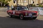 Mercedes Benz 280 SL, BJ 1968, kommt am Ende der Luxemburg Classic in der Stadt Luxemburg an.