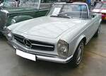 Mercedes Benz W113 230SL, gebaut von 1963 bis 1971 im Farbton papyrusweiß. Der gezeigte 230SL wurde erstmalig 1964 zugelassen. Die, als  Pagoden-Mercedes  bekannte, Baureihe kam im Jahr 1963 auf den Markt. Der 230SL war in dieser Baureihe das Modell mit der schwächsten Motorisierung und stand von 1963 bis 1967 im Verkaufsprospekt der Untertürkheimer. Der Sechszylinderreihenmotor hat einen Hubraum von 2291 cm³ und leistet 150 PS. Classic Remise Düsseldorf am 11.01.2025.