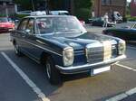 Mercedes Benz W115 200, der Modelljahre 1968 bis 1972. Dieses ist bei diesem Fahrzeug an den Außenspiegeln zu erkennen. Gebaut wurde das Modell mit leichten technischen und optischen Retuschen von Januar 1968 bis Dezember 1975. Ein solcher 200´er Benziner stand mit einem Kaufpreis von DM 11.500,00 (Grundpreis) in der Preisliste. Der Vierzylinderreihenmotor hat einen Hubraum von 1988 cm³ und leistet 95 PS. Die Höchstgeschwindigkeit wurde mit 163 km/h angegeben. 11. Saarner Oldtimer Cup am 01.09.2024 in Mülheim an der Ruhr-Saarn.