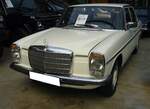 Mercedes Benz W114 V23 Limousine auch 230/6 genannt, gebaut in den Jahren von 1968 bis 1976. Die Modelle 230.6 waren die Modelle mit dem kleinsten Sechszylinderreihenmotor der sogenannten Strich/8 Baureihe. Eine solche Limousine kostete bei seiner Markteinführung mindestens DM 16.765,00 in der Grundausstattung. Der Motor leistet 120 PS aus einem Hubraum von 2292 cm³. Der Verbrauch wurde von Mercedes Benz mit ca. 15 Litern Super pro 100 Kilometer angegeben. Classic Remise Düsseldorf am 27.08.2024.