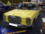 Mercedes Benz W115 230.4 aus dem Jahr 1975. Im Januar 1968 wurde eine neue Mercedes Benz Generation vorgestellt, nämlich die Baureihe W114/W115. Der Volksmund nannte sie auch Strich 8. Der W115 230.4 wurde nur in den Jahren von 1973 bis 1976 produziert. Der Vierzylinderreihenmotor mit einem Hubraum von 2277 cm³ hat eine Leistung von 110 PS und galt als sehr durstig. Mindestens 14,5 Liter Superbenzin flossen auf 100 Kilometer durch den Stromberg-Vergaser. Der Grundpreis für einen solchen 230.4 betrug bei seiner Markteinführung DM 16.765,00. Essen Motor Show am 04.12.2024.