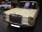 Mercedes Benz W115 220, der Modelljahre 1968 bis 1972. Dieses ist bei diesem Fahrzeug an den Außenspiegeln und den glatten Heckleuchten zu erkennen. Gebaut wurde die W115-Baureihe mit leichten technischen und optischen Retuschen von Januar 1968 bis Dezember 1975. Ein solcher 220´er Benziner stand anfänglich mit einem Kaufpreis von genau DM 12.000,00 (Basispreis) in der Preisliste. Der Vierzylinderreihenmotor hat einen Hubraum von 2197 cm³ und leistet 105 PS. Die Höchstgeschwindigkeit wurde mit 163 km/h angegeben. Der gezeigte 220´er wurde 1970 erstmalig zugelassen. Essen Motor Show am 04.12.2024.