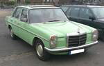 Mercedes Benz W115 240D 3.0. Anfang 1968 wurde die neue Mercedes Benz Generation vorgestellt. Sie umfasste zunächst die die Typen 200, 200D, 220, 220D, 230 und 250. Äußerlich unterschieden sich die einzelnen Typen lediglich durch die Typenbezeichnung auf dem Kofferraumdeckel, abgesehen natürlich vom unüberhörbaren Geräusch der Dieselmotoren. Mit dem 240D wurde im August 1973 ein drittes Dieselmodell eingeführt. Als Toppmodell mit Dieselmotor gab es dann ab Juli 1974 den hier gezeigten 240D 3.0. Neu bei diesem Modell war ein Fünfzylinderreihenmotor nach dem Vorkammer-Prinzip. Dieser hat einen Hubraum von 2971 cm³ und leistet 80 PS. Bei seiner Markteinführung stand ein solcher 240D 3.0 mit einem Grundpreis von DM 18.815,00 in den Preislisten der Daimler Benz AG. Diese Motorisierungsvariante blieb bis zur Einstellung der so genannten Strich 8 Baureihe im Programm. Oldtimertreffen an Mo´s Bikertreff in Krefeld am 09.02.2025.