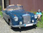 Mercedes Benz W180/2 220S Cabriolet, gebaut von 1956 bis 1959. Ein solches Cabriolet kostete, bei einem Kaufpreis von DM 21500,00, fast doppelt so viel, wie die Limousine, die mit DM 12.500,00 in der Preisliste von Mercedes Benz stand. Der Mehrpreis für das Cabriolet hätte für den Erwerb von zwei VW Käfern gereicht. Der von einem Solex-Registervergaser  befeuerte  Sechszylinderreihenmotor hat einen Hubraum von 2195 cm³ und leistet 100 PS. Oldtimer-Revival auf dem Gelände der Kokerei Zollverein in Essen am 28.07.2024.