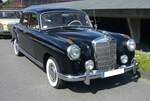 Mercedes Benz W180 II 220S Limousine. Die Baureihe W180 wurde im Jahr 1954 vorgestellt. Von der Optik her ähnelte dieses Modell dem ein Jahr früher vorgestellten W120. Von 1954 bis 1956 wurde der 220 produziert. Ab März 1956 wurde dann der W180-2, besser bekannt als 220S gebaut. Der W180-2 war äußerlich an hübscheren Chromverzierungen zu erkennen. Insgesamt verließen 55.279 Fahrzeuge dieses Typs die Werkshallen von Mercedes Benz. Der Grundpreis für ein solches Modell betrug DM 12.500,00. Der Sechszylinderreihenmotor hat einen Hubraum von 2195 cm³ und leistete bis zum Juli 1957 100 PS. Danach erhöhte sich die Leistung auf 106 PS. Oldtimer-Revival auf dem Gelände der Kokerei Zollverein in Essen am 28.07.2024. 