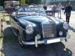 Mercedes Benz W180/2 220S Cabriolet, gebaut von 1956 bis 1959. Ein solches Cabriolet kostete, bei einem Kaufpreis von DM 21500,00, fast doppelt so viel, wie die Limousine, die mit DM 12.500,00 in der Preisliste von Mercedes Benz stand. Der Mehrpreis für das Cabriolet hätte für den Erwerb von zwei VW Käfern gereicht. Der von einem Solex-Registervergaser  befeuerte  Sechszylinderreihenmotor hat einen Hubraum von 2195 cm³ und leistet 100 PS. Oldtimertreffen an der Bleibergquelle Velbert am 22.09.2024.