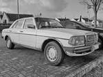 Anfang Januar 2025 war dieser Mercedes-Benz 200D auf einem Parkplatz in Hattingen abgestellt.