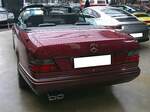 Heckansicht eines Mercedes Benz A124 E300 im Farbton almadin rot aus dem Jahr 1993. Classic Remise Düsseldorf am 11.01.2025.