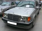 Mercedes Benz W124 500E. Die Autos der Modellreihe W124 standen ab November 1984 bei den Händlern. Der W124 war als LImousine mit etlichen Benzin- und Dieselmotorisierungen lieferbar. Spitzenmodell war jedoch der, auf dem Pariser Salon des Jahres 1990 vorgestellte, W124 500E mit einer leicht tiefergelegten Karosserie. Montiert wurde der damals DM 135.000,00 teure Wagen bei Porsche. Das Managment hatte die dort verfügbare Kapazität von 12 bis 18 Autos pro Arbeitstag für ausreichend gehalten, doch die Produktion war recht schnell für drei Jahre im voraus verkauft. Der V8-Motor des 500E hat einen Hubraum von 4973 cm³ und leistet 326 PS. Der Verbrauch des 250 km/h schnellen Autos wurde mit 15.5 Litern auf 100 Kilometern angegeben. Classic Remise Düsseldorf am 11.01.2025.