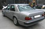 Heckansicht eines Mercedes Benz W124 500E aus dem Jahr 1992.