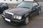 Mercedes Benz A124 E300 im Farbton MB40 schwarz.