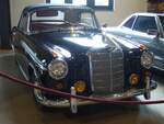 Mercedes Benz W128 220SE Cabriolet im Farbton mitternachtsblau aus dem Jahr 1960. Produziert wurde das Modell von Oktober 1958 bis November 1960 in 1112 Einheiten. Ein solches Cabriolet schlug bei seiner Markteinführung mit einem Kaufpreis von mindestens DM 23.400,00 zu Buche. Dafür bekam der Käufer ein formschönes Cabriolet, das mit einem Sechszylinderreihenmotor ausgestattet ist. Aus einem Hubraum von 2195 cm³ leistet der Wagen 115 PS. Die Höchstgeschwindigkeit lag bei 160 km/h. Zylinderhaus in Bernkastel-Kues am 23.05.2024.