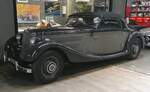 Mercedes Benz W142 II 320n Cabriolet A. Im Februar 1937 wurde die Modellreihe 320 als Nachfolger des Modelles 290 vorgestellt. Je nach gewählter Karosserieversion gab es in dieser Baureihe unterschiedliche Radstände. Die Cabrioletversionen B und D waren auf dem  langen  Chassis montiert, während das gezeigte Cabriolet A auf dem kurzen Radstand aufbaute. Vom optischen her, erinnerte dieses Modell an den Stil der 540-K Modelle. Bei seinem Erscheinen, stand ein solches Cabriolet A mit einem Kaufpreis von RM 13.500,00 in den Preislisten von Mercedes Benz. Die Produktion dieser Modellreihe erfolgte allerdings im Werk Mannheim. Der Sechszylinderreihenmotor hat einen Hubraum von 3208 cm³ und leistet 75 PS. Wenn die Höchstgeschwindigkeit von 130 km/h erreicht wurde, flossen ca. 17 Liter Kraftstoff auf 100 Kilometer durch den Solex-Doppelfallstrom-Vergaser. Classic Remise Düsseldorf am 11.01.2025.