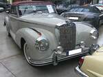 Mercedes Benz W188 I 300S Roadster aus dem Jahr 1955. Der 300S wurde von dem Limousinen-Typ 300 (Den meisten von uns besser als  Adenauer  bekannt) abgeleitet. Vorgestellt wurde die Baureihe, die als Coupe, Cabriolet A und eben als Roadster (Foto) lieferbar war, auf dem Pariser Salon im Oktober 1951. Die Produktion der Baureihe begann im Juli 1952 und endete im August 1955. Insgesamt setzte Mercedes Benz 560 Fahrzeuge vom Typ W188 I 300S ab. Davon waren 216 Coupes, 203 Cabriolet A und nur 141 Roadster. Egal welches Modell, jedes Fahrzeug dieser Modellreihe kostete während der gesamten Produktionszeit durchgängig DM 34.500,00 ohne Extras. Für Vortrieb sorgt ein Sechszylinderreihenmotor mit einem Hubraum von 2996 cm³ und leistet 150 PS. Die Höchstgeschwindigkeit gab das Werk mit 175 km/h an. Dann flossen rund 17 Liter Superkraftstoff durch die drei Fallstromvergaser vom Typ Solex 40 PBJC. Classic Remise Düsseldorf am 11.01.2025.