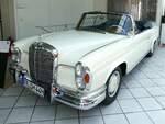 Mercedes Benz 220SE, Cabriolet, Baujahr 1962, 6-Zyl.Motor mit 120PS, Old-und Youngtimer Museum Bötzingen, Juni 2024