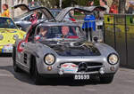 Beim Erreichen des Parkplatzes für die Teilnehmer der Luxemburg Classic, öffnet der Fahrer des Mercedes Benz 300 SL die Flügeltüren seines Wagens.