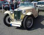 MG TC, gebaut von 1945 bis 1950. Vom Grundsatz her, basierte das Modell TC als erstes MG-Nachkriegsmodell, auf den Vorkriegsmodellen TA & TB. Der Vierzylinderreihenmotor hat einen Hubraum von 1250 cm³ und leistet 55 PS. Über 10.000 Fahrzeuge dieses Typs verließen die Werkshallen in Abingdon/Oxfordshire. Eine Besonderheit weist das Modell TC allerdings noch zusätzlich auf: In der Farbe, in der die Lamellen im Kühler lackiert sind, ist auch die Innenausstattung gehalten. Der gezeigte TC wurde 1948 erstmalig zugelassen. Oldtimer-Revival auf dem Gelände der Kokerei Zollverein in Essen am 28.07.2024.