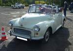 Morris Minor 1000 Cabriolimousine, gebaut von 1956 bis 1971. Als Morris Minor MM wurde der englische  Volkswagen  im September 1948 vorgestellt. 1952 bekam das Modell sein erstes Facelift und nannte sich von da an Morris Minor Series II. Nach den Werksferien 1956 hieß der Wagen dann Minor 1000. Er wurde als Limousine, Traveller genanntes Kombimodell, Cabriolimousine (wie abgelichtet) und als Kastenlieferwagen angeboten. Von 1956 bis 1962 leistete der Vierzylinderreihenmotor 38 PS aus einem Hubraum von 948 cm³. Ab 1963 wurde der Hubraum auf 1098 cm³ aufgebohrt und der Wagen leistete ab dann 48 PS. Interessant zu sehen, dass dieser Minor 1000 aus dem Jahr 1957 ein  Linkslenker  ist. 10. Oldtimertreffen des AMC Duisburg am 25.08.2024 am LaPaDu Duisburg.