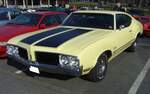 Oldsmobile Cutlass Coupe des Modelljahres 1970. Die Cutlass Baureihe war in diesem Modelljahr das Mittelklassemodell der GM-Division Oldsmobile. Der Käufer konnte zwischen einem Sechszylinderreihenmotor mit einem Hubraum von 2458 cm³ und 150 PS oder einem V8-Motor mit 5735 cm³ Hubraum und 250 PS wählen. Der abgelichtete Wagen dürfte im Farbton bamboo lackiert sein. Oldtimerbrunch am Cafe del sol in Gelsenkirchen am 09.03.2025.