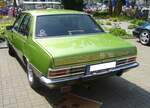 Heckansicht einer Opel Commodore B Limousine GS 2800 im Farbton limonengrün aus dem Jahr 1975.