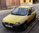 Dreitürer Opel Corsa B in Ananasgelb (Pineapple Yellow).