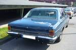 Heckansicht eines Opel Diplomat B V8 im Farbton royalblau.