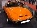 Opel GT/J aus dem Jahr 1972. Produziert wurde das Sportcoupe von 1968 bis 1973. Die Karosserie des GT wurde bei der Firma Brissoneaux & Lotz in Nantes/Frankreich gefertigt und zur Endmontage nach Bochum geliefert. In den ersten drei Produktionsjahren konnte man den GT auch mit dem 1.1l Motor aus dem Kadett ordern. Da sich aber nur 3.573 Kunden für den schwachbrüstigen 1100´er entschieden, wurde er im Jahr 1970 aus dem Programm genommen. Ab diesem Zeitpunkt gab es nur noch den 90 PS starken Vierzylinderreihenmotor mit einem Hubraum von 1897 cm³. Ab März 1971 ergänzte das Modell GT/J die Produktpalette. Bei diesem Modell waren, alle sonst verchromten Bauteile, mattschwarz eingefärbt. Diese Maßnahme sollte insbesondere, das junge, sportlich ausgerichtete Kundenklientel ansprechen. Essen Motor Show am 04.12.2024.