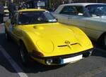 Opel GT/J aus dem Jahr 1972. Produziert wurde das Sportcoupe von 1968 bis 1973. Die Karosserie des GT wurde bei der Firma Brissoneaux & Lotz in Nantes/Frankreich gefertigt und zur Endmontage nach Bochum geliefert. In den ersten drei Produktionsjahren konnte man den GT auch mit dem 1.1l Motor aus dem Kadett ordern. Da sich aber nur 3.573 Kunden für den schwachbrüstigen 1100´er entschieden, wurde er im Jahr 1970 aus dem Programm genommen. Ab diesem Zeitpunkt gab es nur noch den 90 PS starken Vierzylinderreihenmotor mit einem Hubraum von 1897 cm³. Ab März 1971 ergänzte das Modell GT/J die Produktpalette. Bei diesem Modell waren, alle sonst verchromten Bauteile, mattschwarz eingefärbt. Diese Maßnahme sollte insbesondere, das junge, sportlich ausgerichtete Kundenklientel ansprechen. Oldtimerbrunch am Cafe del sol in Gelsenkirchen am 09.03.2025.