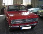 Opel Kadett B Limousine, gebaut von 1965 bis 1973. Wer kannte ihn nicht, den Millionenseller aus Bochum. Der Wagen war als zwei- und viertürige Limousine, als Coupe und als drei- und fünftüriges Kombimodell namens CarAvan lieferbar. Basismotorisierung war ein Vierzylinderreihenmotor mit einem Hubraum von 1078 cm³, der 45 PS, 55 PS oder 60 PS leistete. Der abgelichtete, zweitürige, Kadett B ist im Farbton kardinalrot lackiert. 16. Oldtimer-Festival an der  Alten Dreherei  in Mülheim an der Ruhr am 15.06.2024.