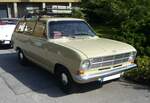 Opel Kadett B CarAvan dreitürig, gebaut von 1965 bis 1971 in Bochum. Diese CarAvan Modelle von Opel sind selten geworden. Entweder wurden sie in Handwerkerhand oder auf dem Weg zum  Bosporus  verschlissen. Der gezeigte CarAvan im Farbton mistralbeige wurde 1970 erstmalig zugelassen. Der Vierzylinderreihenmotor hat einen Hubraum von 1078 cm³ und leistet, je nach Vergaserbestückung, 45 PS oder 55 PS. Oldtimertreffen an der Bleibergquelle Velbert am 22.09.2024.