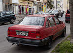 Hier ist ein Opel Kadett E Stufenheck von Hinten zu sehen.