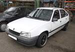 Opel Kadett E LS 1.3i aus dem Jahr 1986. Der Kadett E war das letzte Modell der Opel-Kadett-Baureihe und wurde im August 1984 vorgestellt. Im Januar 1986 brachte Opel das Modell mit einem 1.3 Liter Katalysator-Motor auf den Markt. Mit diesem Motor ist auch der hier gezeigte Kadett E ausgerüstet. Dieser Vierzylinderreihenmotor hat einen Hubraum von 1297 cm³ und leistet 60 PS. Die Höchstgeschwindigkeit wurde werksseitig mit 160 km/h angegeben. Für eine solche, fünftürige, Kadett E Limousine im Farbton polarweiß musste man im Jahr 1986 mindestens DM 18.650,00 anlegen. 16. Oldtimer-Festival an der  Alten Dreherei  in Mülheim an der Ruhr am 15.06.2024.