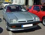 Opel Manta B der zweiten Serie im Farbton astrosilber. Produziert wurde der Manta B von 1975 bis 1988. Der Manta B wurde zeitgleich mit dem Ascona B vorgestellt, blieb aber aufgrund seiner Verkaufserfolge sieben Jahre länger im Programm. Das familientaugliche Sport-Coupe wurde 534.634 mal gebaut. Das Modell war in etlichen Motorisierungs- und Ausstattungsversionen lieferbar. Der hier gezeigte Manta B wurde im März 1981 erstmalig zugelassen. Es ist ein Modell mit der luxuriösen Berlinetta-Ausstattung mit dem so genannten 2.0S Motor. Dieser Vierzylinderreihenmotor hat einen Hubraum von 1979 cm³ und leistet genau 100 PS. Die Höchstgeschwindigkeit gab Opel damals mit 180 km/h an. 10. Borbecker Classic Day am 09.06.2024 in Essen-Borbeck.