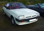 Opel Manta B der zweiten Serie im Farbton polarweiß. Produziert wurde der Manta B von 1975 bis 1988. Der Manta B wurde zeitgleich mit dem Ascona B vorgestellt, blieb aber aufgrund seiner Verkaufserfolge sieben Jahre länger im Programm. Das familientaugliche Sport-Coupe wurde 534.634 mal gebaut. Das Modell war in etlichen Motorisierungs- und Ausstattungsversionen lieferbar. Der hier gezeigte Manta B wurde im August 1981 erstmalig zugelassen. Es ist ein Modell in der luxuriösen Berlinetta-Ausstattung mit dem so genannten 2.0S Motor. Dieser Vierzylinderreihenmotor hat einen Hubraum von 1979 cm³ und leistet genau 100 PS. Die Höchstgeschwindigkeit gab Opel damals mit 180 km/h an. 10. Oldtimertreffen des AMC Duisburg am 25.08.2024 am LaPaDu Duisburg.