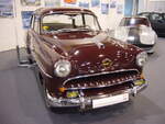 Opel Olympia Rekord des Modelljahres 1954 im Farbton tarragonarot.