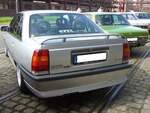 Heckansicht einer Opel Omega A 3000 24V Limousine.