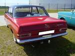 Heckansicht einer Opel Rekord A Limousine in der Farbkombination monzarot/schwarz aus dem Modelljahr 1963. Beim ersten Zwischenstopp der Ausfahrt des Panoramatreffen der Alt-Opel IG am Luftschiffhangar des Flughafen Essen/Mülheim am 10.08.2024.