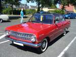 Opel Rekord A in der Karosserieversion zweitürige Limousine. Produziert wurde das Modell von 1963 bis 1965. Bei diesem Modell konnte man die Verwandtschaft zum GM-Konzern klar erkennen. Die Karosserie hat Ähnlichkeit mit einem  geschrumpften  Chevy II. Für dieses Modell waren etliche Motorisierungen lieferbar: 1.5l mit 55 PS, 1.7l mit 60 PS oder 67 PS und sogar ein Sechszylinderreihenmotor mit 2605 cm³ Hubraum und 100 PS. Der abgelichtete Rekord A wurde 1963 erstmalig zugelassen und ist in der Farbkombination monzarot/schwarz lackiert. Als 1500´er war eine solch zweitürige Limousine ab DM 6.830,00 erhältlich. Zweiter Zwischenstopp bei der Ausfahrt des Panoramatreffen der Alt-Opel IG am 10.08.2024 in Velbert.