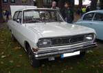 Opel Rekord B in der Karosserieversion zweitürige Limousine aus dem Jahr 1966. Gebaut wurde das Modell nur in den Jahren 1965 und 1966. Der Rekord B war im Grunde ein facegelifteter Rekord A, in dem lediglich neu konstruierte Motoren verbaut wurden. Es standen drei Vierzylinderreihenmotoren zur Auswahl: 1.492 cm³ mit 60 PS, 1.698 cm³ mit 75 PS und 1.897 cm³ mit 90 PS. Der abgelichtete Rekord ist ein 1700`er im Farbton chamonixweiß. Oldtimertreffen beim Theater an der Niebu(h)rg am 20.10.2024 in Oberhausen/Rhld.