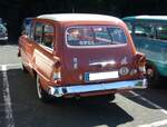 Heckansicht eines Opel Olympia Rekord P1 CarAvan in der Farbkombination koralle/alabastergrau aus dem letzten Modelljahr 1960, beim zweiten Zwischenstopp der Ausfahrt zum Panoramatreffen der Alt-Opel IG am 10.08.2024 in Velbert.