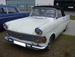 Opel Rekord P2 Cabriolet aus dem Jahr 1962 im Farbton chamonixweiß. Der Rekord P2 wurde im August 1960 der Öffentlichkeit vorgestellt. Das Coupe stand genau ein Jahr später bei den Händlern. Auf Basis des Coupes wurden in den Karosseriewerken Autenrieth/Darmstadt circa 100 angelieferte Fahrzeuge zu Cabriolets umgebaut. Das Coupe und somit auch die Cabriolets waren immer mit dem stärkeren Vierzylinderreihenmotor mit einem Hubraum von 1680 cm³ und einer Leistung von 55 PS ausgerüstet. Beim ersten Zwischenstopp der Ausfahrt des Panoramatreffen der Alt-Opel IG am Luftschiffhangar des Flughafen Essen/Mülheim am 10.08.2024.