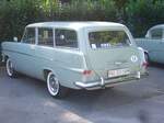 Heckansicht eines rivagrauen Opel Olympia Rekord P2 CarAvan.