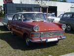 Opel Olympia Rekord P2 in der Karosserieversion Limousine viertürig, produziert von August 1960 bis Frühsommer 1963. Hier wurde eine viertürige Limousine aus dem Modelljahr 1961 in der Farbkombination koralle/alabastergrau abgelichtet. Der gezeigte Rekord ist ein 1700`er. Der stärkere 1.7l Motor mit 55 PS, kostete im Gegensatz zur Standardmotorisierung mit 1.5l und 50 PS einen Aufpreis von DM 75,00. Bis zur Produktionseinstellung im Spätsommer 1963 verließen ca. 550.000 Autos dieses Typs das Rüsselsheimer Opel-Werk. Beim ersten Zwischenstopp der Ausfahrt des Panoramatreffen der Alt-Opel IG am Luftschiffhangar des Flughafen Essen/Mülheim am 10.08.2024.