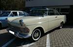 Opel Rekord P2 Coupe aus dem Jahr 1961. Produziert wurde das P2 Coupe von 1961 bis 1963. Während die P2 Limousine bereits im August 1960 vorgestellt wurde, folgte das Coupe genau ein Jahr später. Das Coupe war grundsätzlich mit dem stärksten Motor dieser Baureihe ausgestattet. Dieser Vierzylinderreihenmotor leistet 60 PS aus einem Hubraum von 1680 cm³. Ein solches Coupe schlug mit einem Kaufpreis von mindestens DM 7675,00 zu Buche. Oldtimertreffen an der Bleibergquelle Velbert am 22.09.2024.