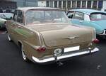 Heckansicht eines Opel Olympia Rekord P2 als viertürige Limousine aus dem Jahr 1961.