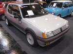 Peugeot 205GTI. Der GTI war die Sportversion des, von 1983 bis 1998 gebauten  Millionenseller , Peugeot 205. Es gab den GTI mit zwei verschiedenen Vierzylinderreihenmotoren: 1580 cm³ mit 103 PS und 1905 cm³ mit 102 PS, 128 PS und 120 PS. Preview der Essen Motorshow am 29.11.2024.