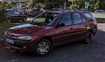 Roter Peugeot 306 Break.