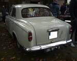 Heckansicht eines Peugeot 403 B7 Berline. Oldtimertreffen beim Theater an der Niebu(h)rg am 20.10.2024 in Oberhausen/Rhld.